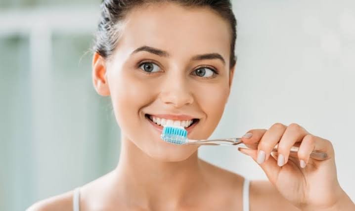 Why Do I Gag When I Brush My Teeth? Causes & Fixes 2026
