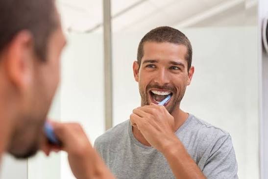 Why Do I Gag When I Brush My Teeth? Causes & Fixes 2026