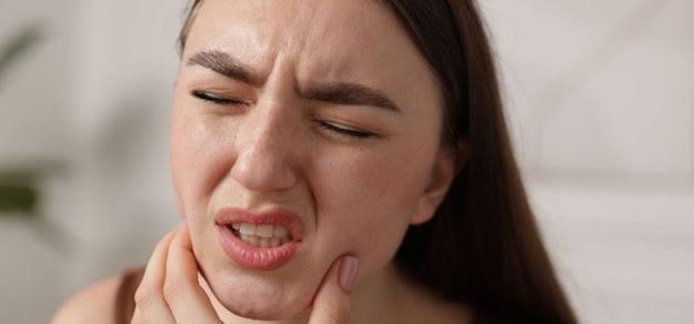 Why Do My Lower Teeth Hurt When I Have a Cold? Causes 2026