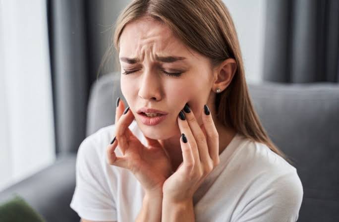 Why Do My Lower Teeth Hurt When I Have a Cold? Causes 2026