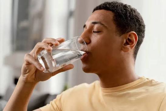 Why Do I Get Heartburn When I Drink Water? Causes & Fixes 2026